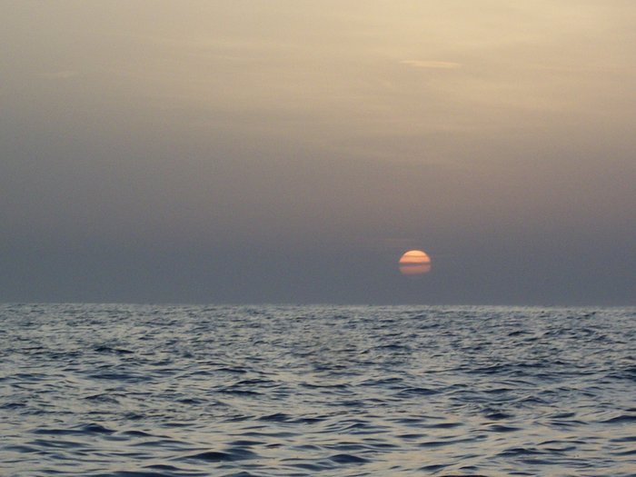 21 oct 2014 mardi 8h45 lever du soleil en nav vers Lisbonne (1).JPG (380.32 Kio) Consulté 20887 fois lever du soleil pendant mon quart !!!!! trop beau !!!!!!